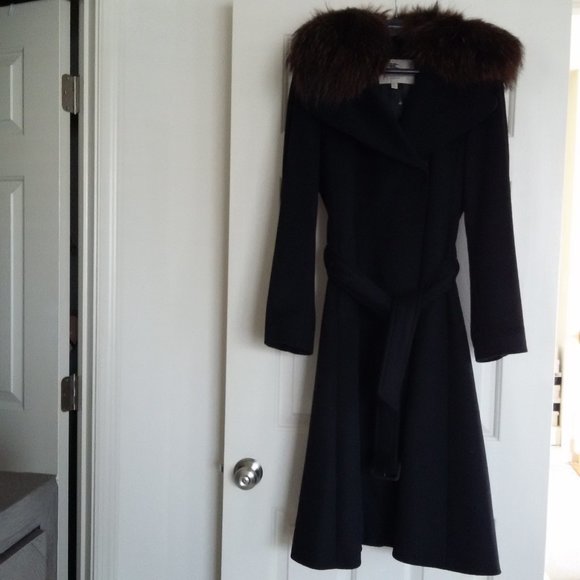 BURBERRY Coat w/ Fur Collar - Picture 8 of 8
